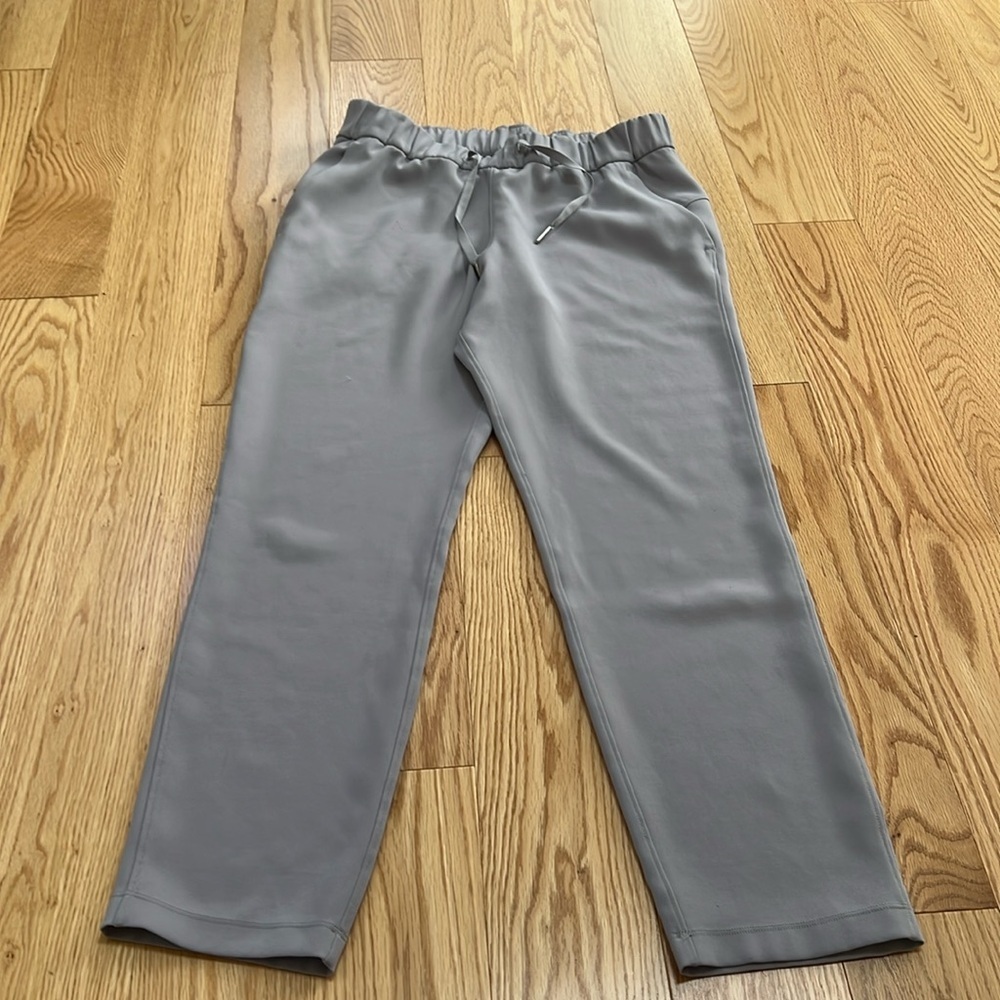 Lululemon SZ 6, gray keep moving pants.